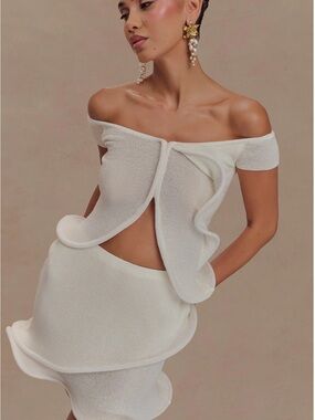 Off-Shoulder Sculpted White knited top